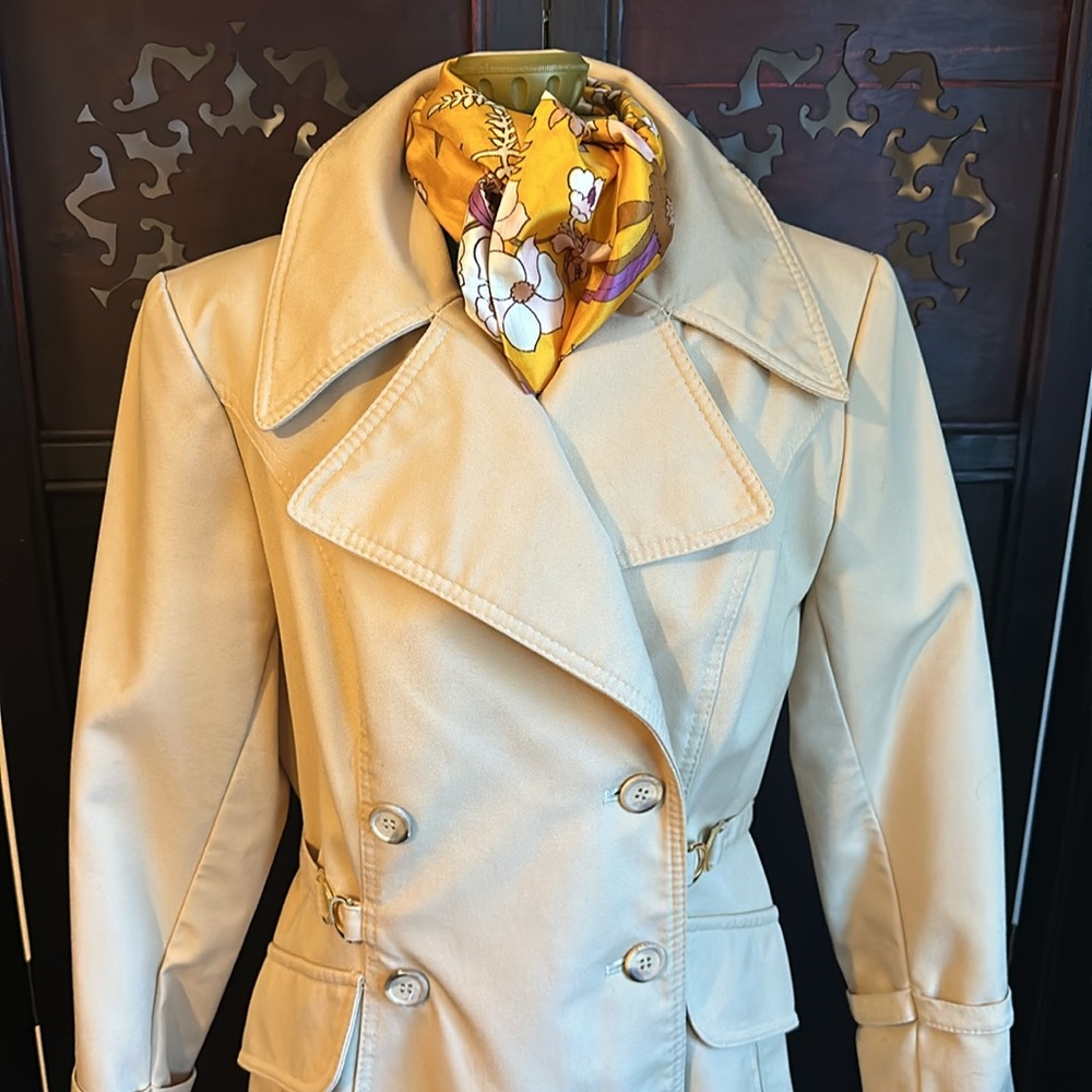 70’s Vintage rain/shine short trench coat. - Picture 2 of 6